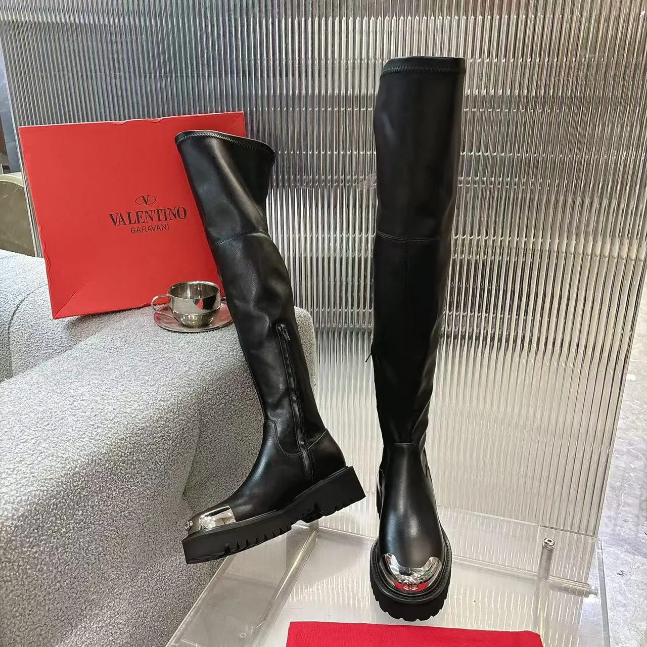 👟👟Ex-factory price 720👟👟 2026𝑉𝐴𝐿𝐸𝑁𝑇𝐼𝑁𝑂 Valentino ♡ͥ | 💫Purchase level🔍 Classic Valentino’s special textured hardware brings out a full sense of luxury After putting it on my feet, I was shocked that my feet looked slimmer! The new season lives up to expectations! Worth buying ❥The original method is absolutely sentimental ❥Elegant style creates a different feeling🙈 Simple temperament style!  ♡ show bdetails ———————————— ⊿▸: Code number｜35-40 (41. Customized) ⊿▸: Material｜Imported calfskin + elastic pu ⊿▸: Lining |Sheepskin ⊿▸: Code number 35-40 (41. Customized)